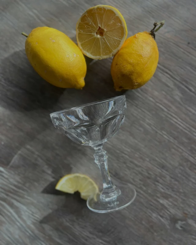 🍋 LIMONCELLO SPRITZ — Une ode à l’été, au soleil, et aux souvenirs doux. ✨

Cette illustration est née d’un mélange de sensations et de petits trésors du quotidien : les citrons fraîchement cueillis dans le jardin, gorgés de lumière et d’acidité, et les coupes en cristal de ma grand-mère, précieusement conservées. 

Deux versions... car je n’arrivais à pas à me décider.

J’ai voulu que cette illustration sente bon les vacances, les apéros entre amis, la douceur des fins de journée, cette période estival ☀️.
.
.
.
#boemandsea #illustrationméditerranéenne #lemoncellospritz #illustrationbleue 

Tu es plus version 🍋 jaune ou citron bleu ?