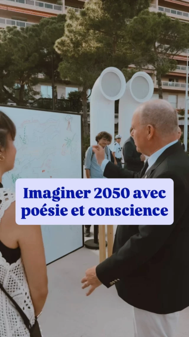 J’ai eu l’honneur de participer au Green Shift Festival à Monaco, où j’ai réalisé une fresque participative sur le thème : « Monaco en 2050 ».
L’idée ? Exprimer nos souhaits, espoirs et envies pour le monde de demain, à travers une œuvre collective, en dialogue avec le public.

🌳 Un moment unique, intense, vivant.
Je ne savais pas exactement à quoi m’attendre : tout s’est créé en direct, en lien avec les éléments – la météo changeante, les enfants curieux, les échanges spontanés…
Et puis, un instant inattendu : le souverain lui-même est venu découvrir et participer à cette œuvre commune. Une étape que je n’aurais jamais pu anticiper, et qui restera gravée.

Ici, l’écologie s’exprimait par l’art et les nouveaux récits. 🌱
Des imaginaires ouverts, porteurs de poésie et d’espoir, comme un élan collectif vers un futur plus conscient, plus doux, plus durable.

MERci à la @fondationprincealbert2 pour sa confiance et cette précieuse opportunité.
MERci à celles et ceux qui ont laissé une trace sur cette fresque (une parole, une couleur, une vision.)
Chaque geste compte, surtout quand il est tourné vers l’avenir. 🌍🌊💫
.
.
.
#GreenShiftFestival #Monaco2050 #FresqueParticipative #ArtEtÉcologie #ImaginairesDurables #ArtEngagé #CréationCollective #ArtEtNature #MediterraneanVibes #BoemAndSea