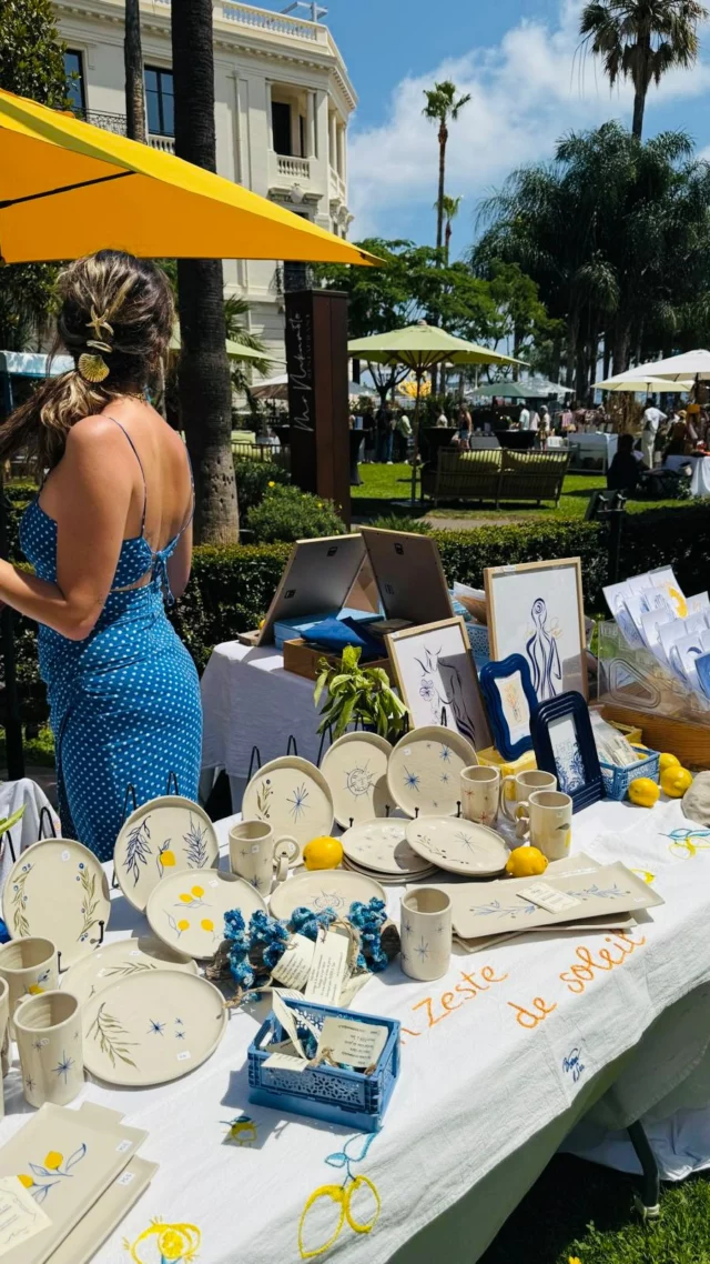 Petit retour sur mon week-end créatif au Jardin des Créateurs, un événement magique à l’hôtel @mondriancannes ; un lieu incroyable avec une vue exceptionnelle sur… @jimmychoo … euhhh non, VUE SUR MER 🌊 ;)

MERci à @mondriancannes pour l’accueil chaleureux et la sécurité, et à @republiquedesartscannes pour cette journée ensoleillée, rassemblant 70 créateurs et créatrices dans un lieu aussi atypique qu’inspirant.

MERci à toutes les personnes venues à ma rencontre. Vos regards curieux, vos mots bienveillants, vos retours sur mes illustrations et créations … tout cela nourrit profondément mon univers artistique. 

J’ai partagé cette belle aventure aux côtés de Maureen, fondatrice de @atelier.marinette , et sa douce +1 💗 Une journée sous le signe de la créativité, du partage, et de l’énergie solaire.

Bon… je n’ai pas eu le temps de passer chez Jimmy Choo mais j’ai gagné un bronzage Vanille/Fraise de qualité (merci l’énergie SOLAIRE). Heureusement, ma crème SPF 50 m’a bien protégée ☀️
.
.
.
#jardindescreateurs #universpoetique #artmediterraneen #boemandsea #evenementcreateur #cotedazurcreatif