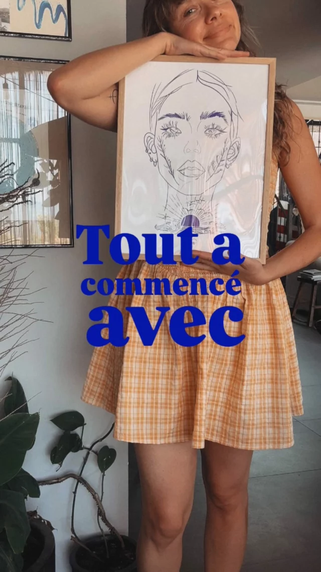 Tout a commencé avec elle.
Cette illustration, je l’ai dessinée pendant ma rééducation à l’hôpital, suite à une poussée de sclérose en plaques.

Je n’ai pas fait mille dessins. Juste elle. Un seul visage.
Un regard dans lequel je projetais, sans le savoir, ma force.

J’ai mis du temps à la finaliser… peut-être un an. C’est flou.
Mais je sais une chose : c’était ma première depuis une dizaine d’année. 
Et vous avez été les premiers à la découvrir.

Vos mots m’ont marquée.
Vous y avez vu de la force, là où moi, je ne faisais “que” dessiner.
Grâce à vous, j’ai compris qu’elle était un pilier. Une fondation.

Depuis, je l’ai redessinée. Presque chaque année.
Elle a changé, un peu comme moi ces dernières années et avec l’arrivée de BOĒM & Sea dans ma vie. 

J’ai traversé. J’ai dévié.
Je me suis perdue, puis retrouvée.
J’ai testé, exploré, cherché ce qui résonne en moi.

Aujourd’hui, je suis plus alignée, avec de l’équilibre et de l’harmonie. 
Et elle aussi.

Toujours ce regard…
Mais aujourd’hui, il y a en plus : de la lumière, de la vitalité, de la présence.

Cette nouvelle version d’Awakening, c’est l’été après l’hiver.
C’est toujours de la force.

💙 Like si tu l’as connue “avant”…
Et si tu la découvres maintenant, bienvenue dans son histoire. 🌊
.
.
.
#awakening #boemandsea