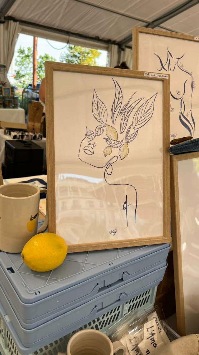 Petit retour sur mon dernier événement ✨
@republiquedesartscannes & @villecannes m’ont accueillie pour “Les Allées des Créateurs”, un marché nocturne 🌙💙

De belles rencontres ! MERci d’être passés, d’avoir pris le temps de découvrir mon univers, d’échanger quelques mots, sourire, ou un coup de cœur artistique 

Je suis toujours touchée par vos retours, vos ressentis, et vos regards posés sur mes illustrations.

Et si tu m’as croisée là-bas, ou si tu découvres mon travail maintenant, n’hésite pas à me laisser un petit mot, une impression ou même une question en commentaire ou en DM.

Un énorme MERci à mon assistant 💙 ✨
.
.
.
#boemandsea #illustrationmediterraneenne #marchecreateur #cannesbynight #createurfrancais #inspirationbleu