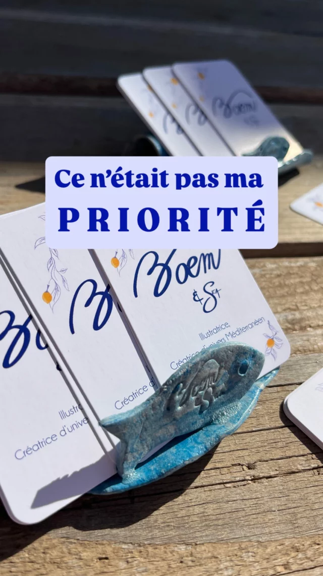 Je ne pensais pas DU TOUT créer mes supports pour mes nouvelles cartes de visite… ce n’était vraiment pas dans ma liste de priorités. 
Et puis, sur un élan d’inspiration et avec un montage de « qualité » avec un rouleau de PQ et un peu de pâte autodurcissante, j’ai façonné une vague pour accueillir mes cartes.
Un support simple, imparfait, mais qui me ressemble 💙.
Finalement, je suis heureuse d’avoir pris ce temps, et ce petit projet « improvisé » est devenu une jolie fierté.

Et toi, tu trouves ça réussi ?
.
.
.
#diy #wave #blue