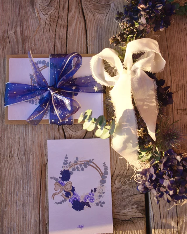 Une couronne qui reflète l’hiver en Méditerranée. 
Bleu, doux et lumineux. 
.
.
.
#noel #boemandsea #edelweissstudiofloral #edelweiss #collaboration #createur #local #smallbuiness