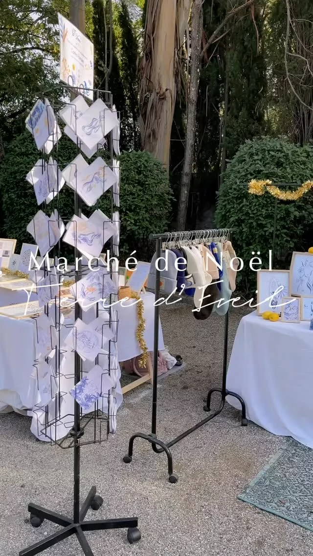 Premier marché de Noël de l’année, celui de @terredeveil_06 , MERci @melanieg_yoga pour toute cette organisation.

Un accueil chaleureux, de beaux échanges, des sourires… ça m’a rappelé pourquoi j’aime tant partager mon univers méditerranéen.

MERci à toutes les personnes passées me voir, vous avez illuminé cette ouverture de saison 💙

Après l’intensité des préparatifs et la pression des derniers jours, je prends deux jours de pause, pour souffler, passer du temps avec mes proches et préparer un projet Last minute. 

Parce que créer, c’est aussi savoir se préserver.

La période de Noël ne fait que commencer ✨
D’ici la fin de semaine, je mets le reste du stock en ligne pour que vous puissiez trouver vos cadeaux de Noël artisanaux 🌊

MERci pour votre soutien précieux.
Prenez soin de vous, préparez doucement vos fêtes… et à très vite. 
.
.
.
#marchedenoel #artisanatfrançais #illustratrice #createurfrancais #boemandsea #cadeauxdenoel #mediterraneanvibes #bleuaddict #universpoétique #noel2025
